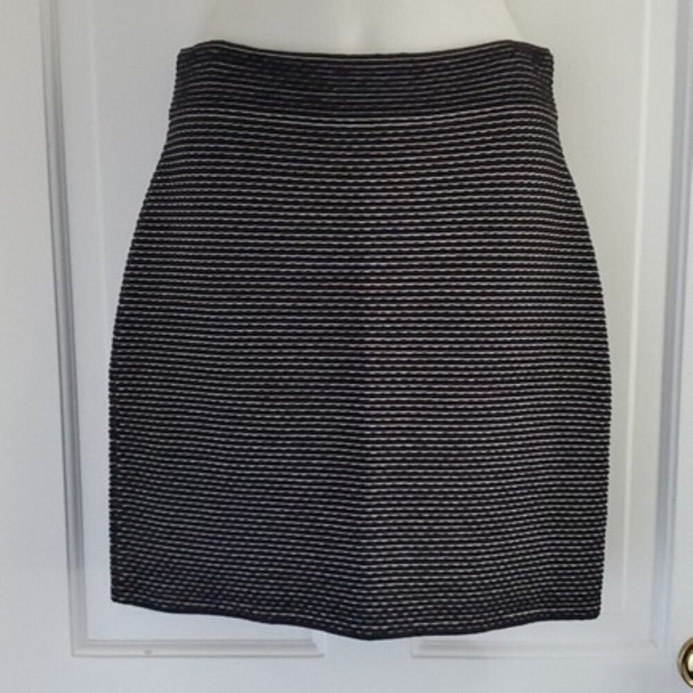 $215, THEORY "Nilmee Prosecco" Stretch Skirt - M